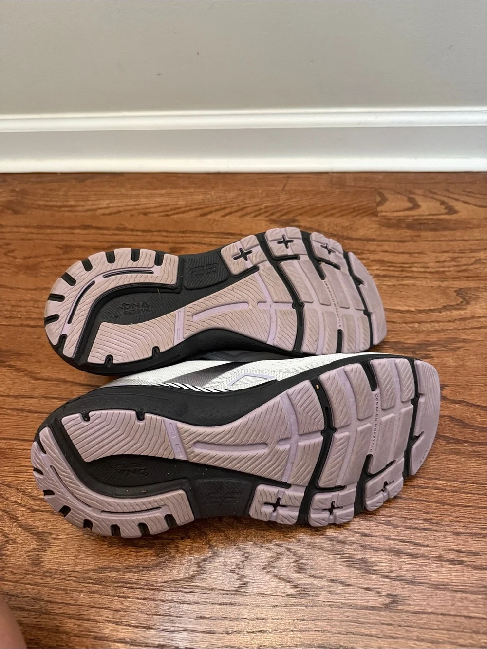 🏃🏼‍♀️ Brooks Running Shoes in Light Gray and Black with Purple Accents
